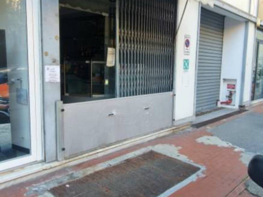 locale commerciale in vendita a Genova in zona Foce