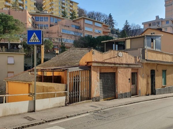 locale commerciale in vendita a Genova in zona Quezzi
