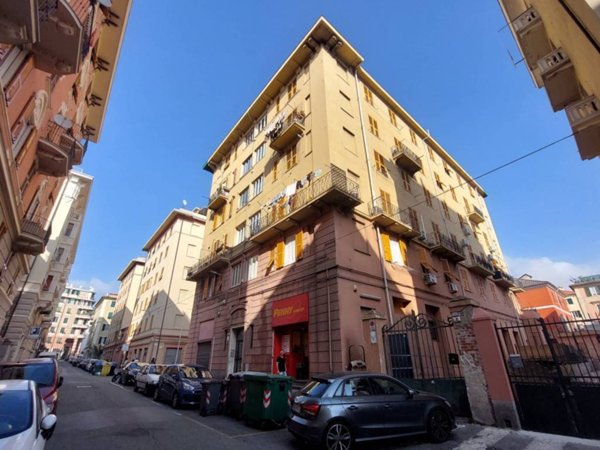 locale commerciale in vendita a Genova in zona Sampierdarena