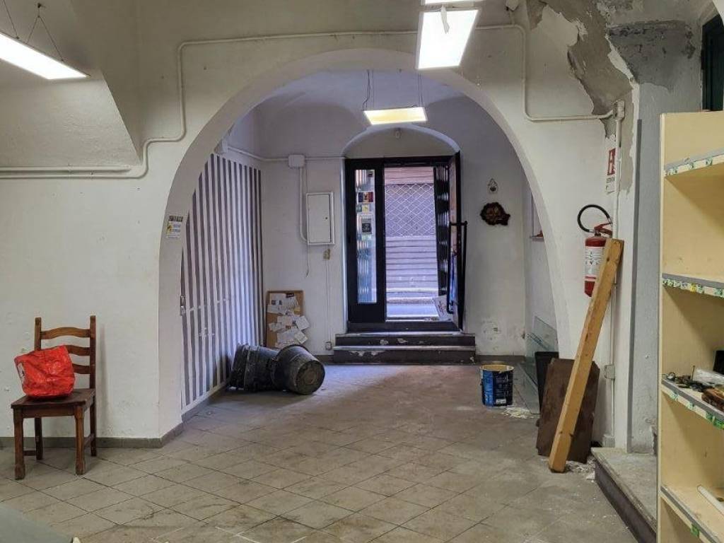 locale commerciale in vendita a Genova in zona Sestri Ponente