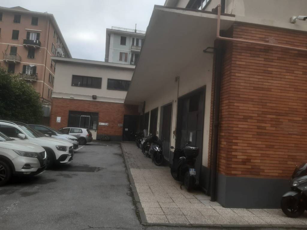 locale commerciale in vendita a Genova in zona Sampierdarena