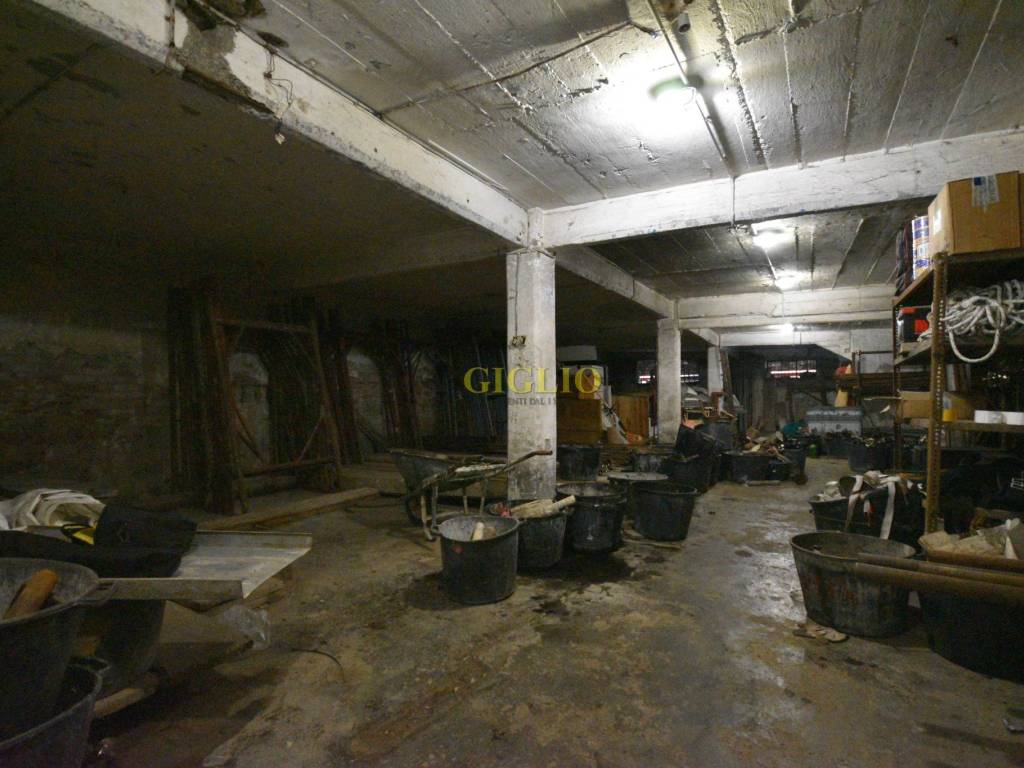 locale commerciale in vendita a Genova in zona Cornigliano