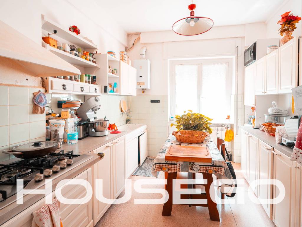 appartamento in vendita a Genova in zona Rivarolo