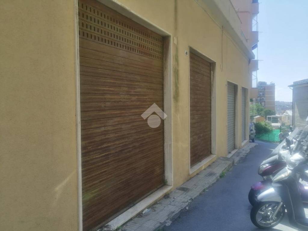 locale commerciale in vendita a Genova in zona Quezzi