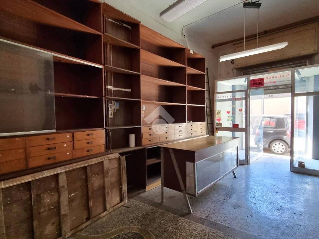negozio in vendita a Genova in zona Cornigliano