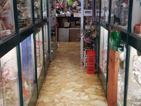 negozio in vendita a Genova in zona Sestri Ponente