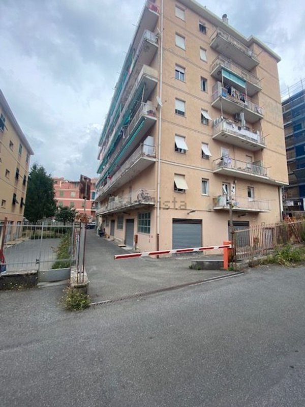 locale di sgombero in vendita a Genova in zona Molassana