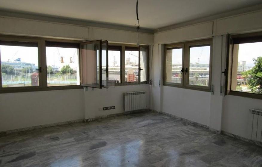 appartamento in vendita a Genova in zona Sottoripa / Maddalena / Molo