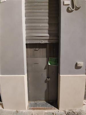 locale di sgombero in vendita a Genova in zona Sottoripa / Maddalena / Molo