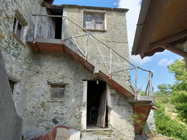 locale di sgombero in vendita a Genova in zona Acquasanta