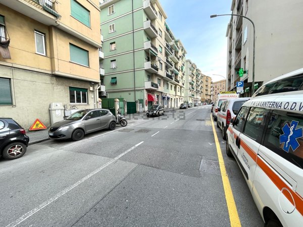 negozio in vendita a Genova in zona Lagaccio / Granarolo
