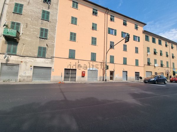 negozio in vendita a Genova in zona Rivarolo