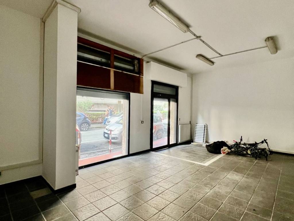 locale commerciale in vendita a Genova in zona Sestri Ponente