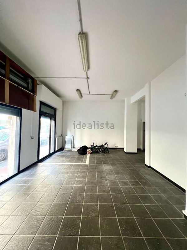 locale commerciale in vendita a Genova in zona Sestri Ponente