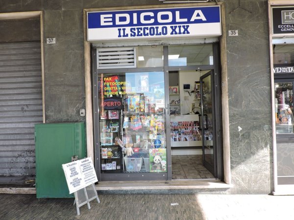 locale commerciale in vendita a Genova in zona Sampierdarena