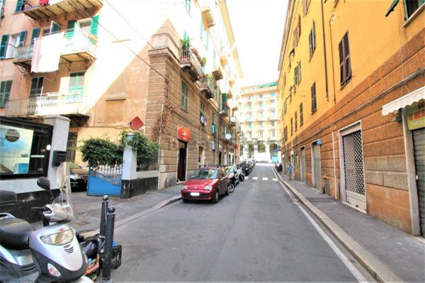 locale commerciale in vendita a Genova in zona Sampierdarena