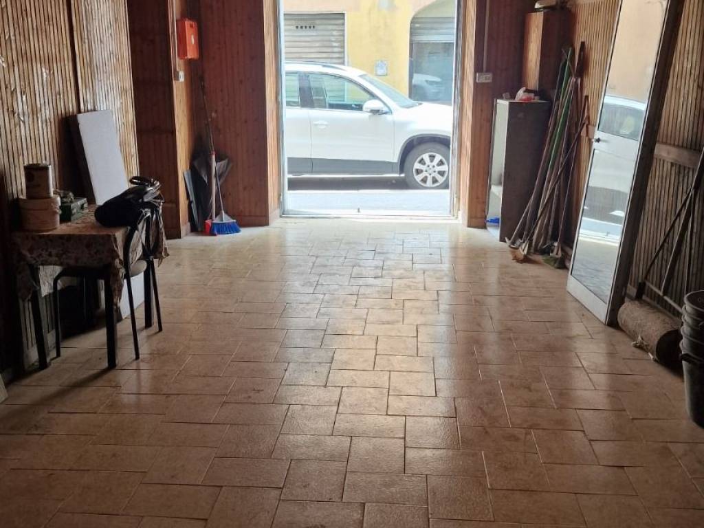 negozio in vendita a Genova in zona Rivarolo