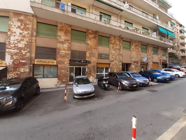 locale commerciale in vendita a Genova in zona Sestri Ponente