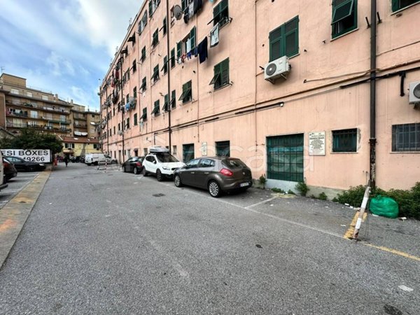 negozio in vendita a Genova in zona Rivarolo