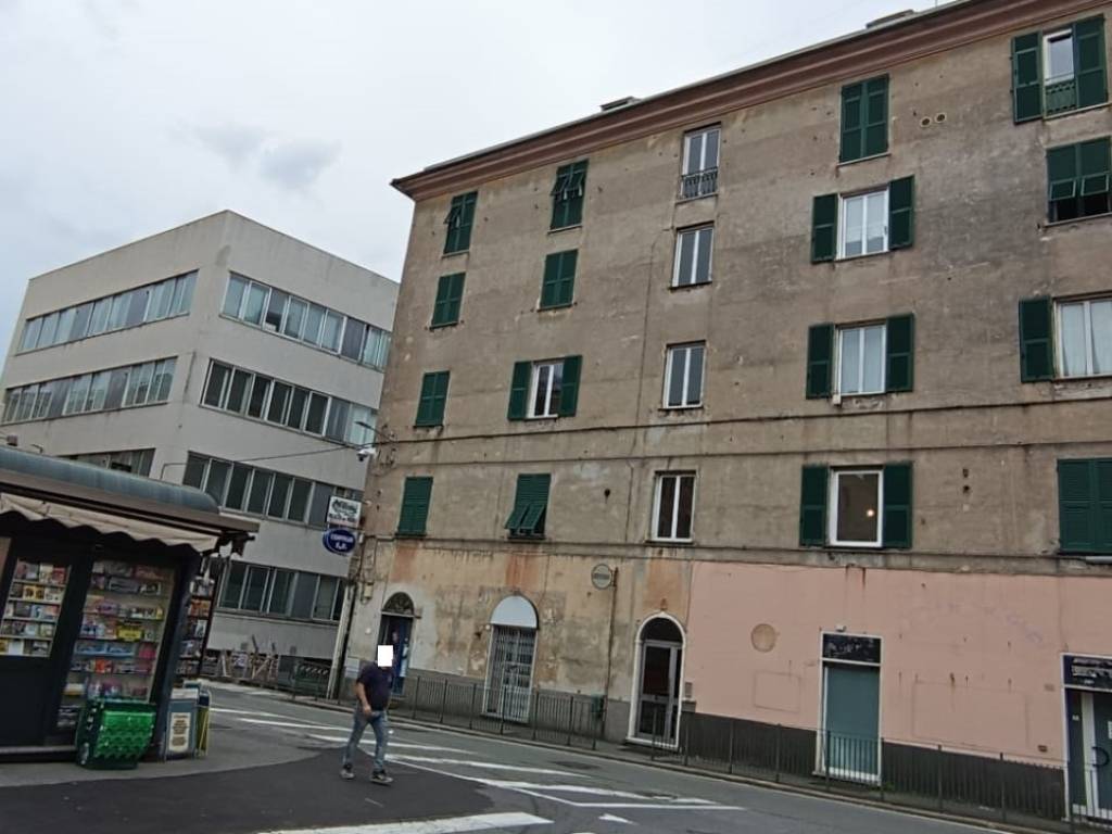locale commerciale in vendita a Genova in zona Sestri Ponente