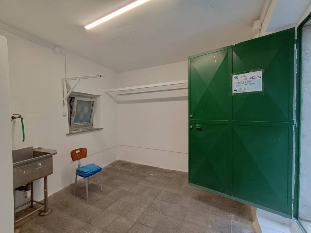 locale commerciale in vendita a Genova in zona Sestri Ponente