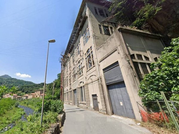 locale commerciale in vendita a Genova in zona Voltri
