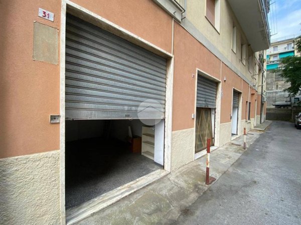 negozio in vendita a Genova in zona Palmaro / Pra'