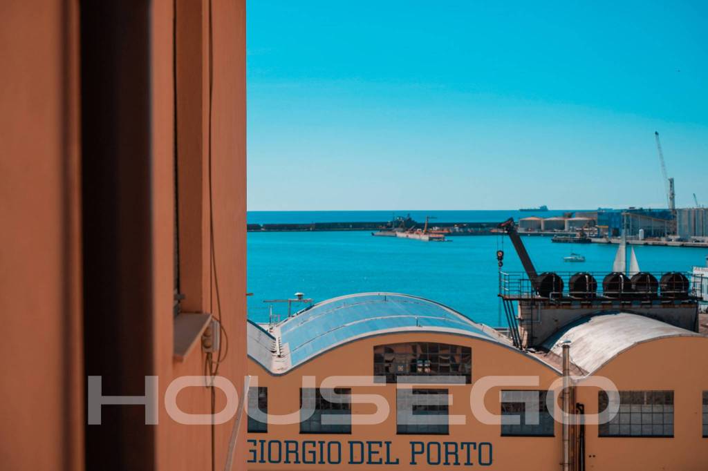 appartamento in vendita a Genova in zona Sottoripa / Maddalena / Molo