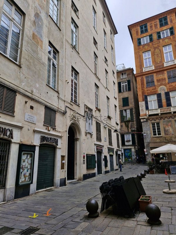 locale commerciale in vendita a Genova in zona Sottoripa / Maddalena / Molo