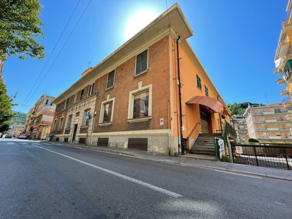locale commerciale in vendita a Genova in zona Rivarolo