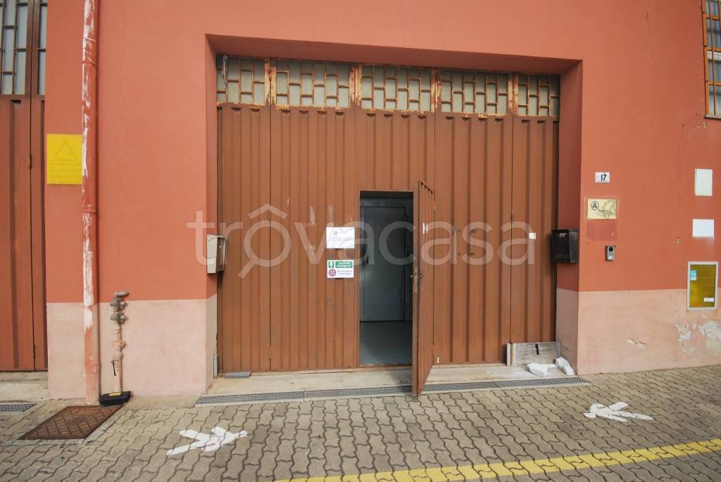 locale commerciale in vendita a Genova in zona Sestri Ponente