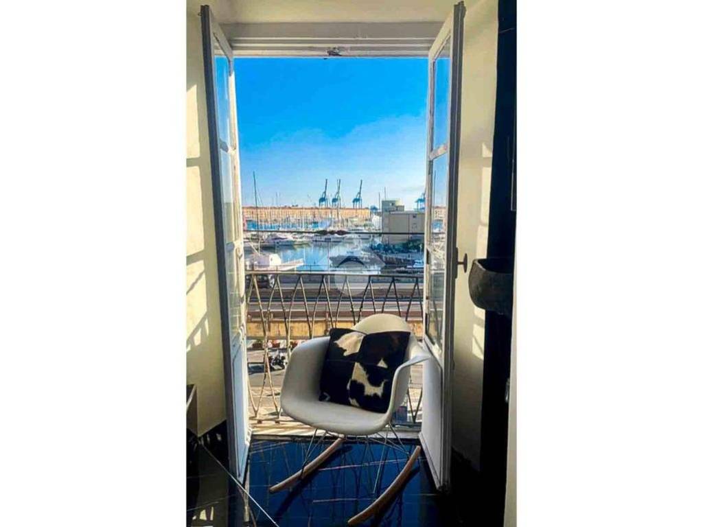appartamento in vendita a Genova in zona Sottoripa / Maddalena / Molo
