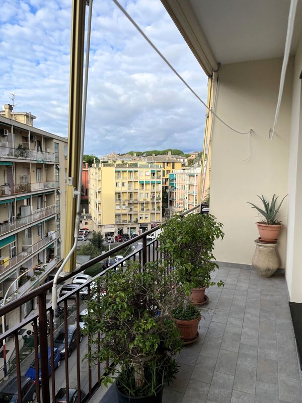 appartamento in vendita a Genova in zona Quarto dei Mille
