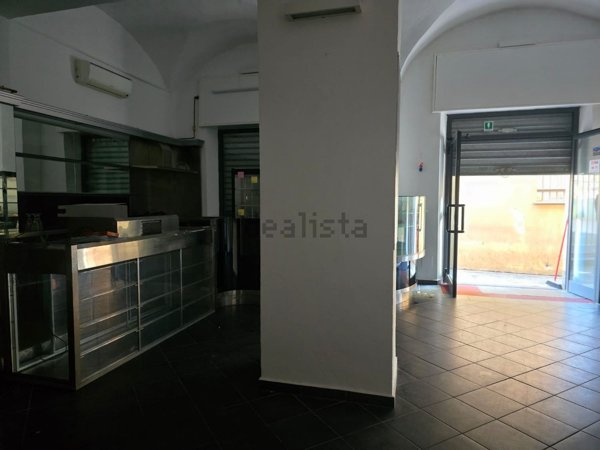 locale commerciale in vendita a Genova in zona Sestri Ponente