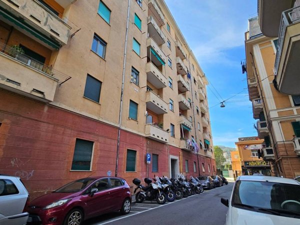 appartamento in vendita a Genova in zona Rivarolo