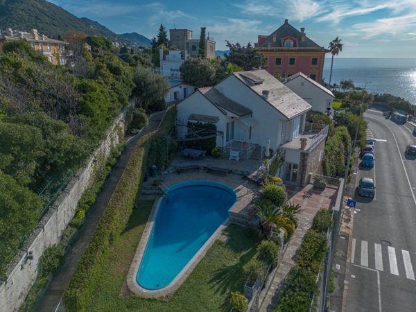 casa indipendente in vendita a Genova in zona Quarto dei Mille