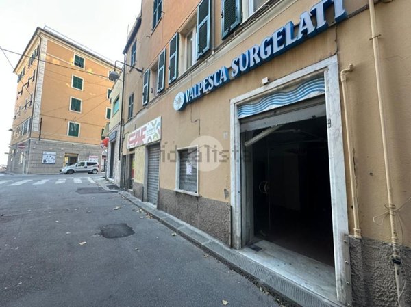 locale commerciale in vendita a Genova in zona Voltri