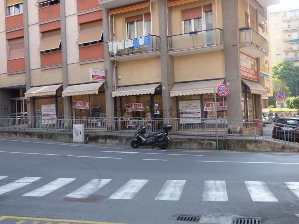 locale commerciale in vendita a Genova in zona Sestri Ponente