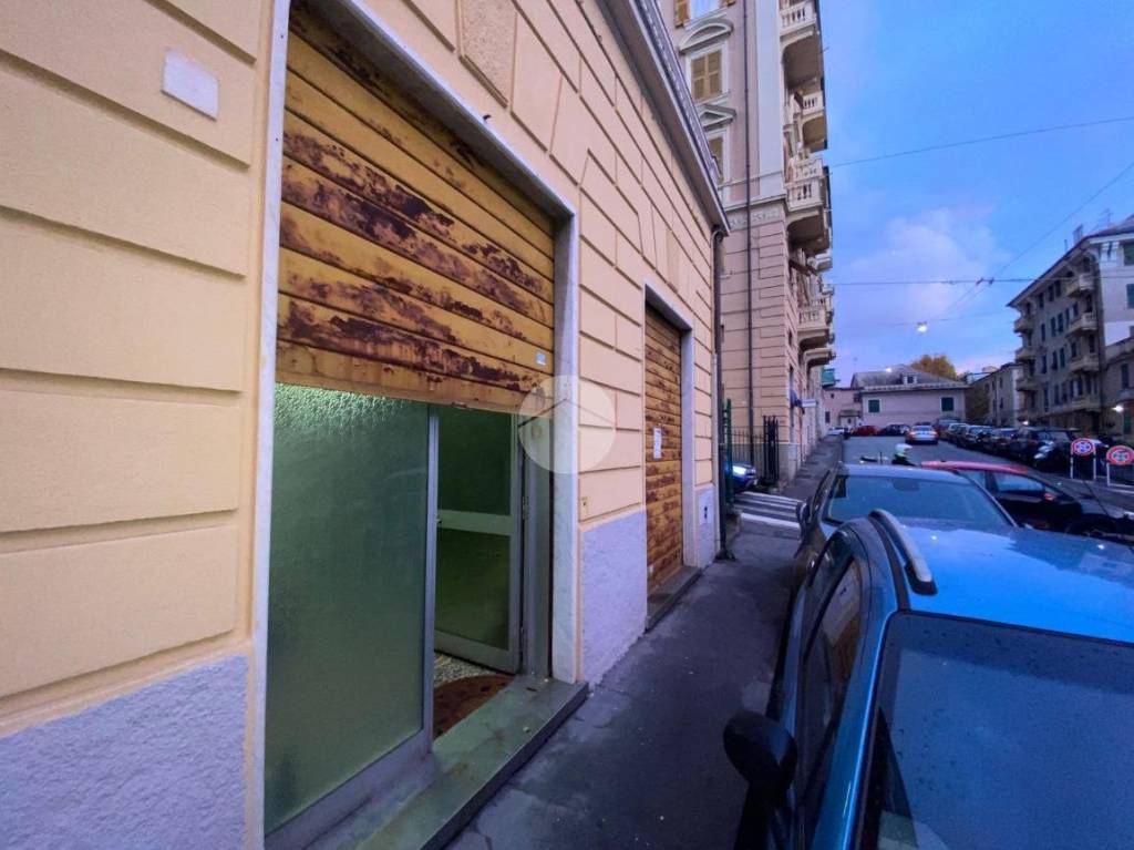 negozio in vendita a Genova in zona Sestri Ponente