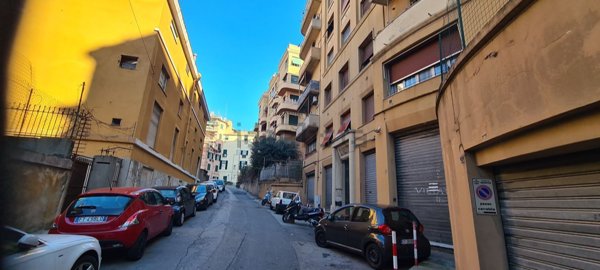 locale di sgombero in vendita a Genova in zona Sampierdarena