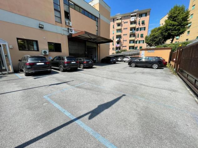 locale commerciale in vendita a Genova in zona Sestri Ponente