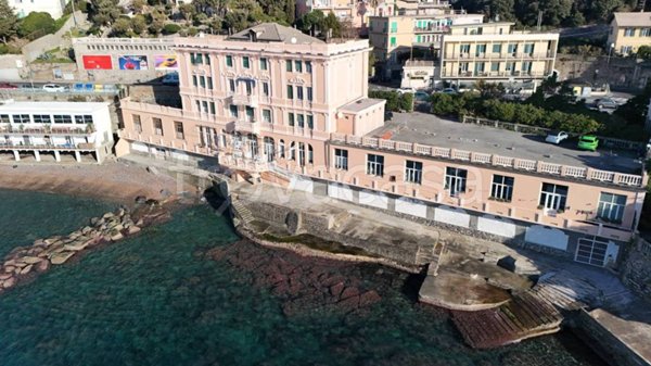 appartamento in vendita a Genova in zona Quarto dei Mille