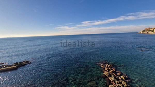 appartamento in vendita a Genova in zona Quarto dei Mille