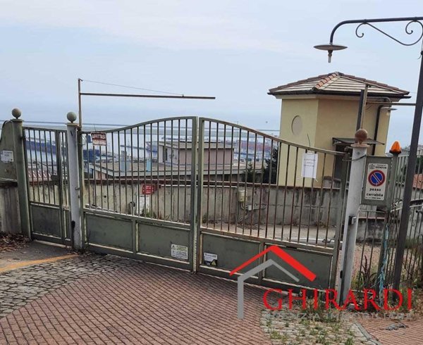 locale commerciale in vendita a Genova in zona Sestri Ponente