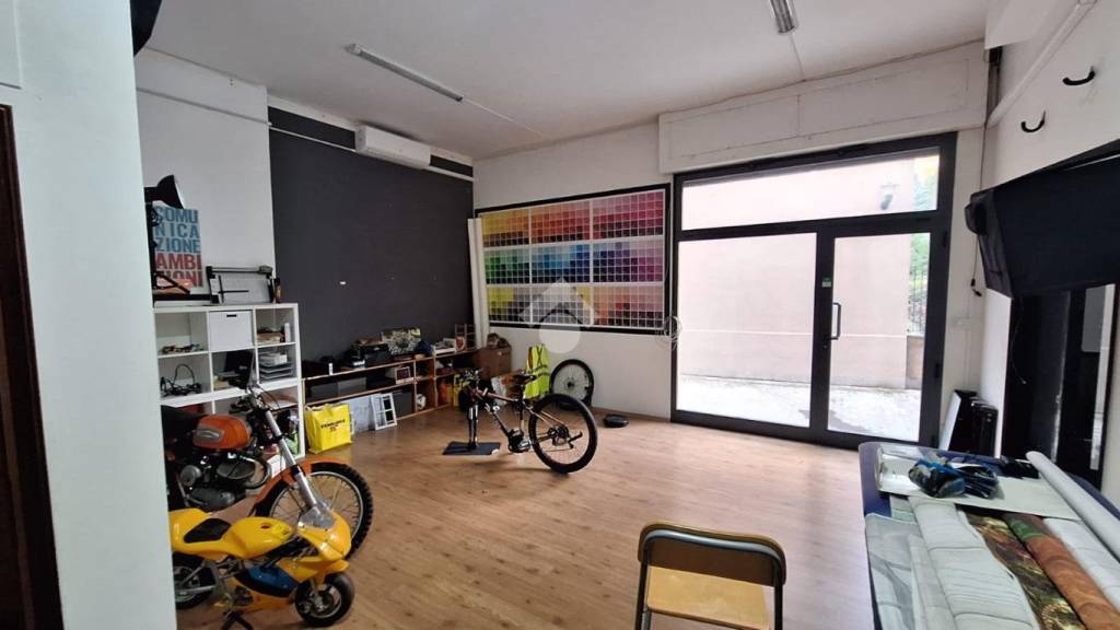 negozio in vendita a Genova in zona Lagaccio / Granarolo