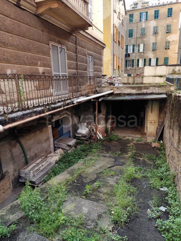 locale commerciale in vendita a Genova in zona Cornigliano