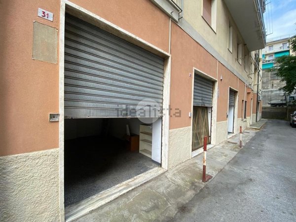 locale commerciale in vendita a Genova in zona Palmaro / Pra'