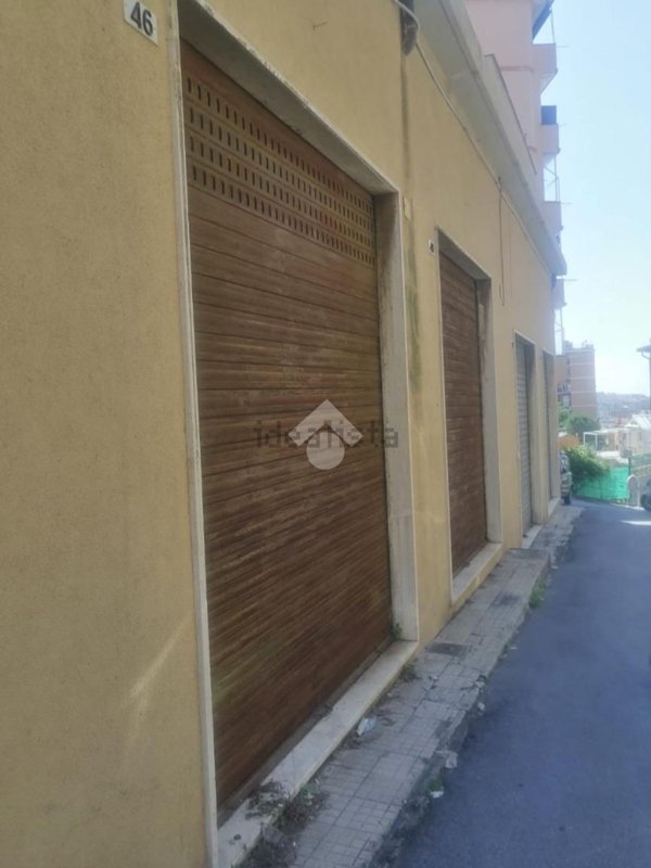locale commerciale in vendita a Genova in zona Staglieno