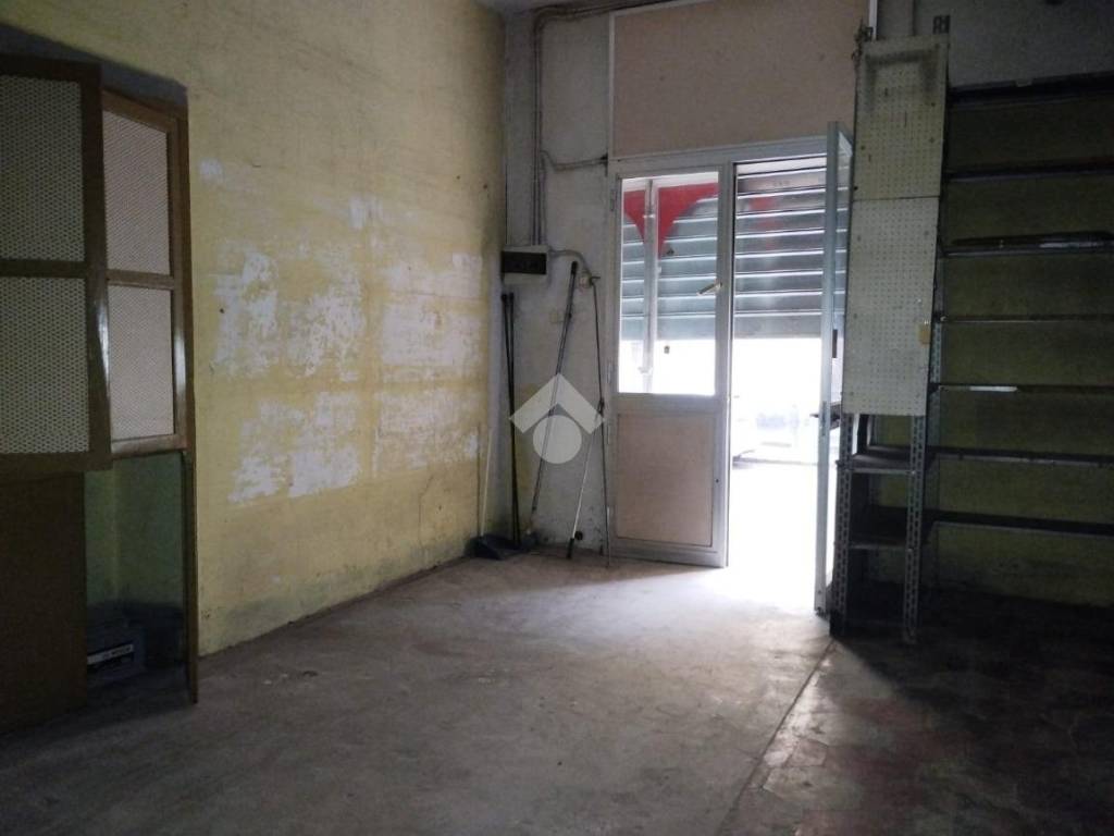 negozio in vendita a Genova in zona Struppa