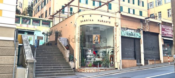 locale commerciale in vendita a Genova in zona Carignano